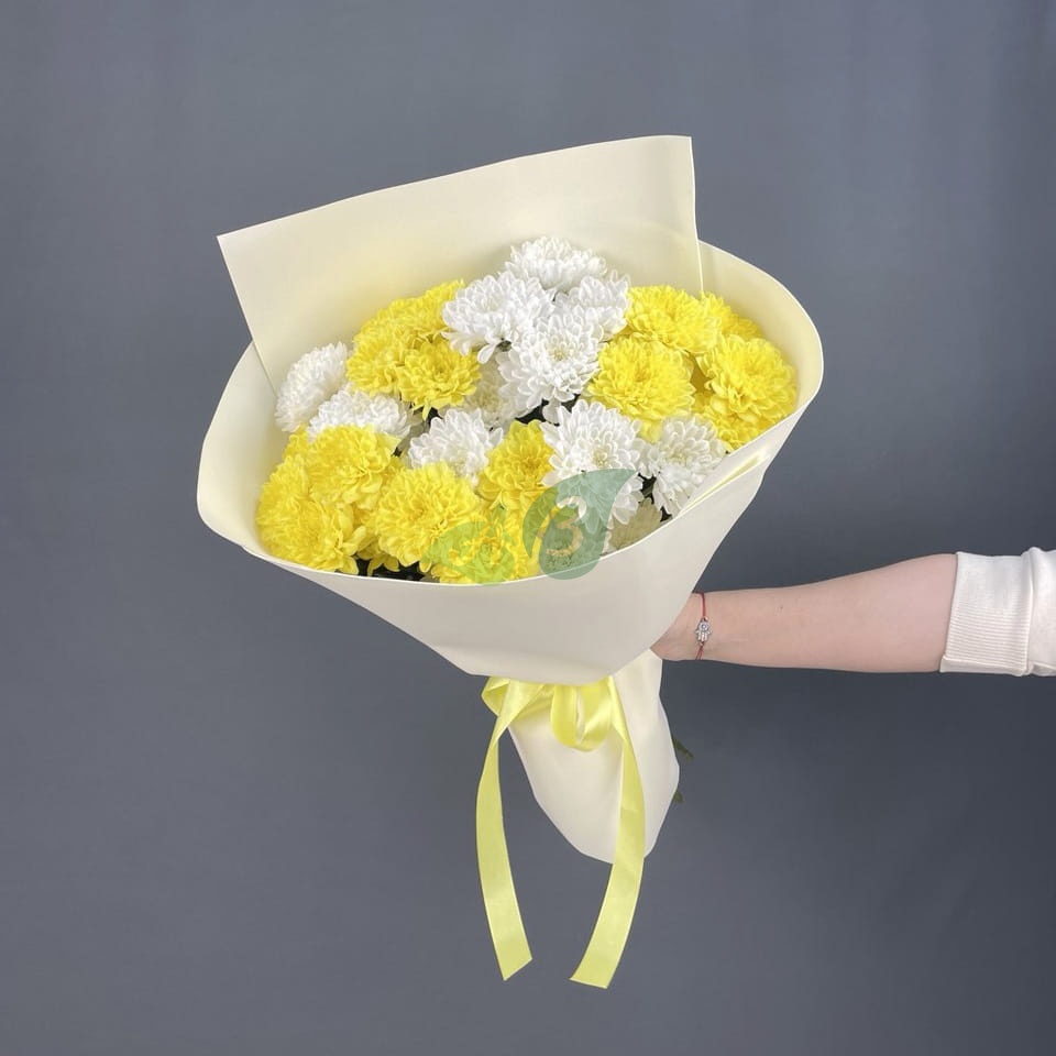 Букет из хризантем желтого и белого цвета